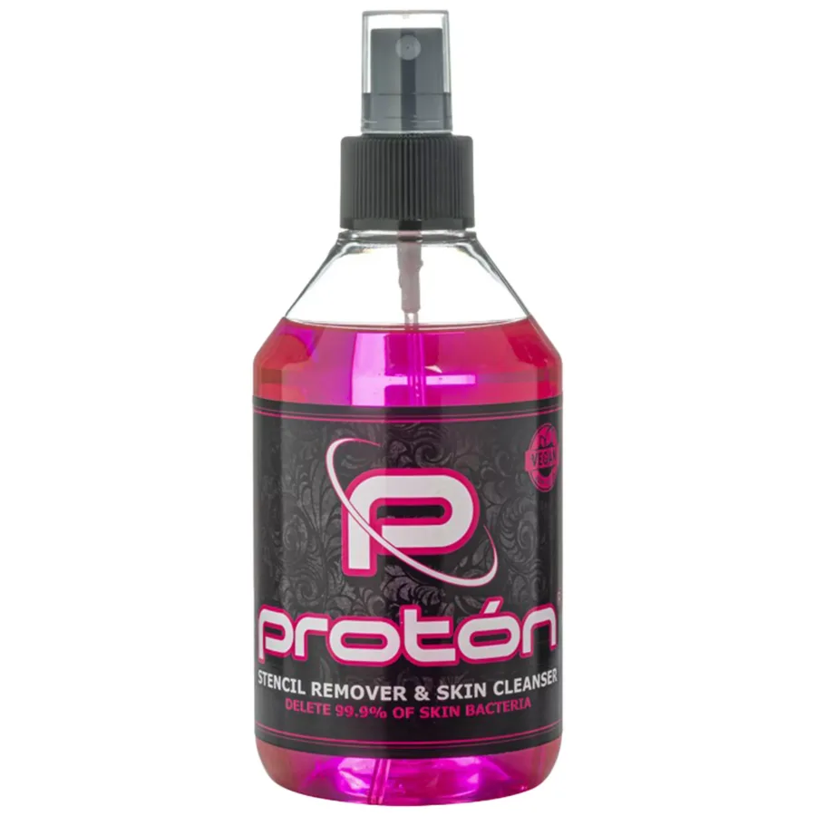 Pinkfarbene Proton Stencil Remover Flasche mit schwarzem Etikett auf weißem Hintergrund