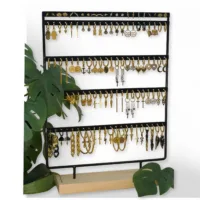 Schwarzes Display für Ohrringe mit mehreren goldenen Little Hoops auf Holzfuß
