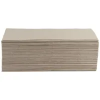 Beige, gefaltetes 1-lagiges Handtuch auf weißem Hintergrund