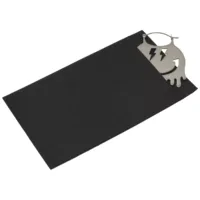 Schwarze Geschenktüte mit glänzendem Katzenanhänger auf weißem Hintergrund