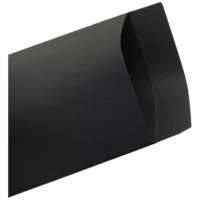 Schwarze Geschenktüte aus Papier auf weißem Hintergrund, leicht geöffnet