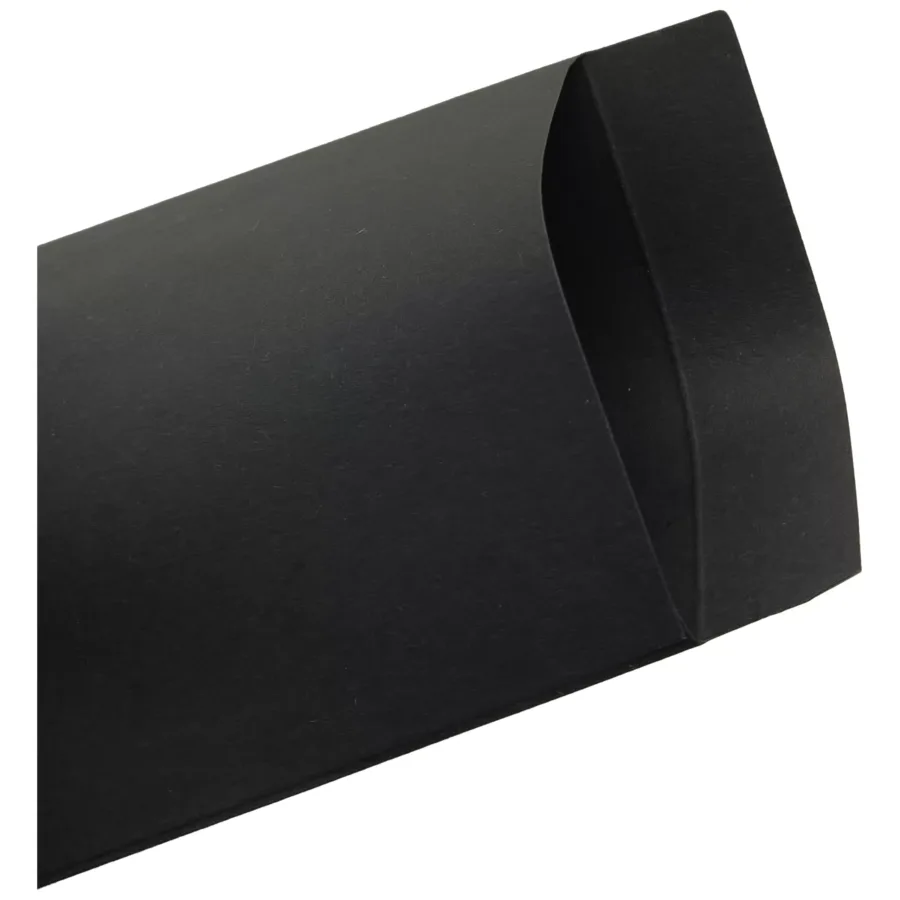 Schwarze Geschenktüte aus Papier auf weißem Hintergrund, leicht geöffnet