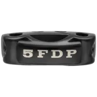 Schwarzer 5FDP Charm aus Leder und Chirurgenstahl, frontale Ansicht