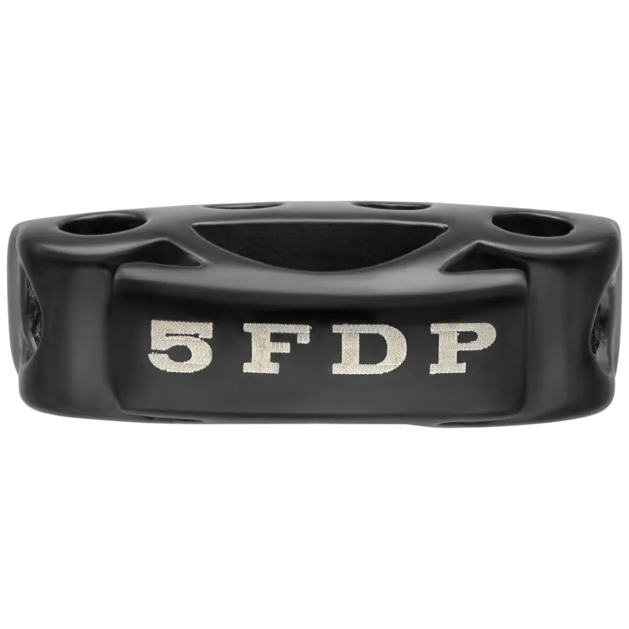Schwarzer 5FDP Charm aus Leder und Chirurgenstahl, frontale Ansicht