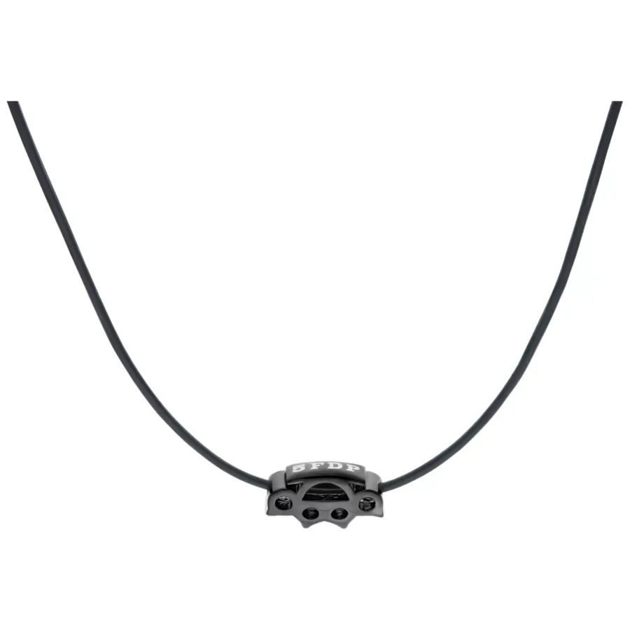 Schwarze Lederkette mit 5FDP Charm aus schwarzem Chirurgenstahl auf weißem Hintergrund