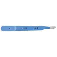 Steriles Einmal-Skalpell Fig. 10, Blau Blaues, steriles Einmal-Skalpell Fig. 10 auf weißem Hintergrund
