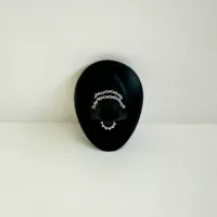 Silberne Piercingkette von Wildcat auf schwarzem ovalem Display