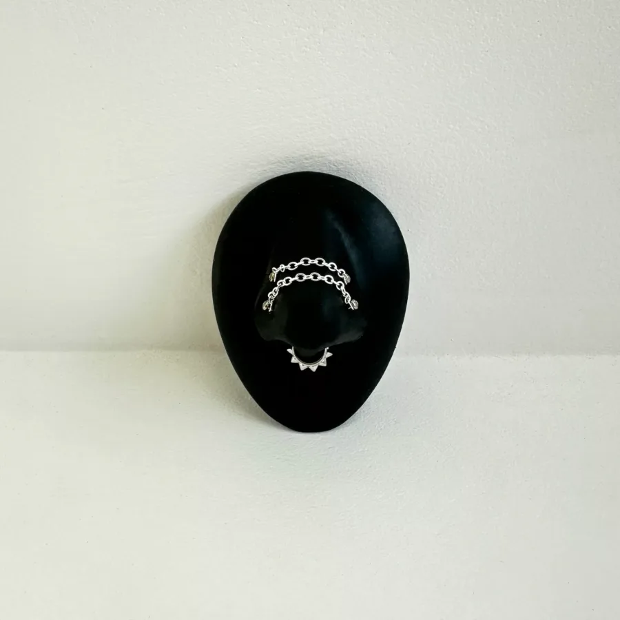 Silberne Piercingkette von Wildcat auf schwarzem ovalem Display