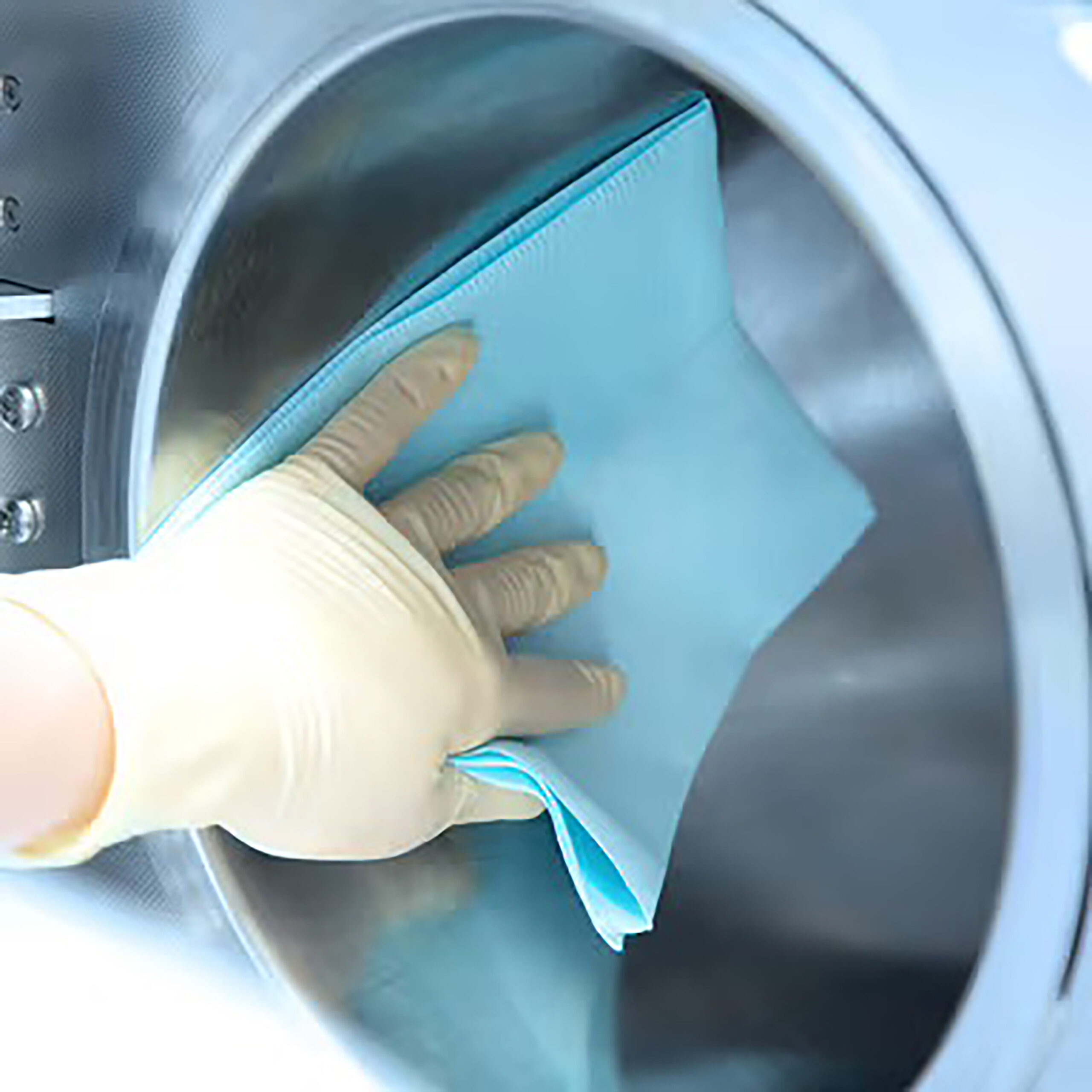 Chamber Protect Kesselreinigungsset in Anwendung Hand mit Handschuh reinigt Kessel mit blauem Tuch, metallische Oberfläche