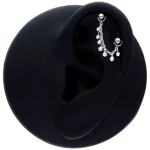 Schwarze Piercingkette mit kleinen Kugeln, 20mm Länge, an einem Ohrmodell
