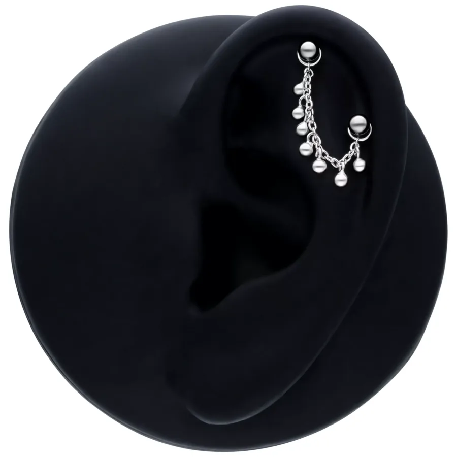 Schwarze Piercingkette mit kleinen Kugeln, 20mm Länge, an einem Ohrmodell