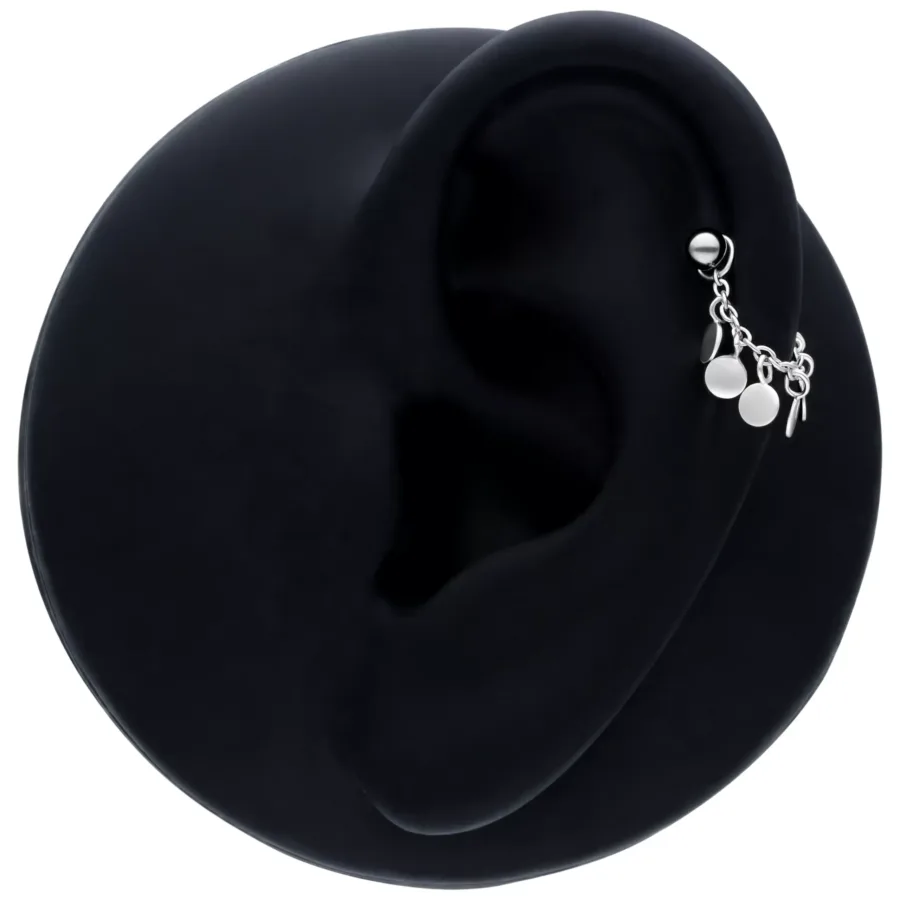 Schwarze Piercingkette aus Silber, 20 mm Länge, am Ohr