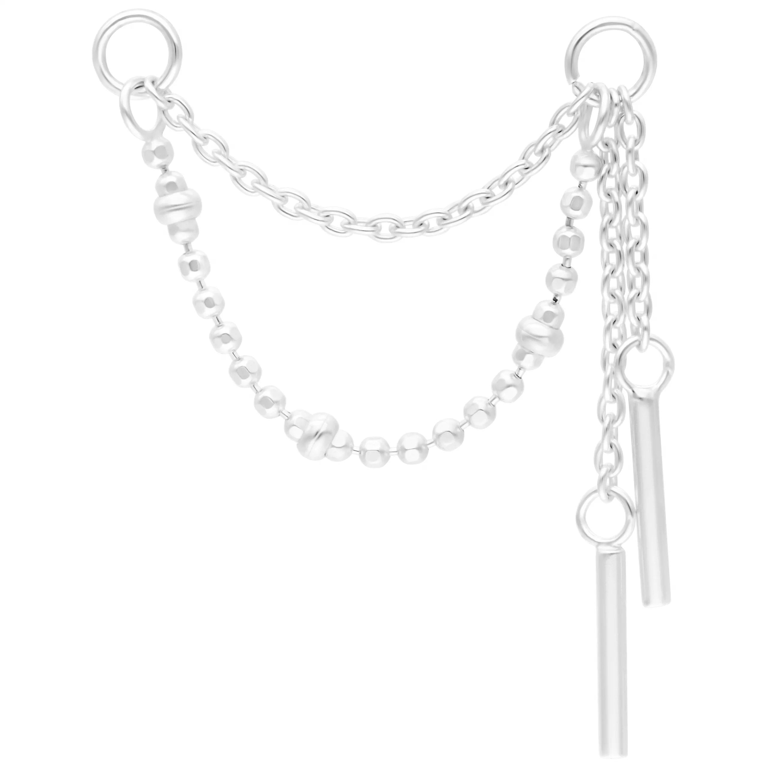 Silberne Piercingkette 20mm mit Anhängern Silberne Piercingkette, 20mm, mit Kugeln und Anhängern auf weißem Hintergrund
