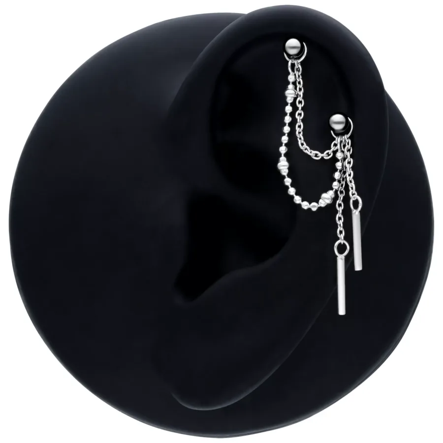 Schwarze 20 mm Piercingkette aus Silber mit Kettenanhänger auf schwarzem Hintergrund