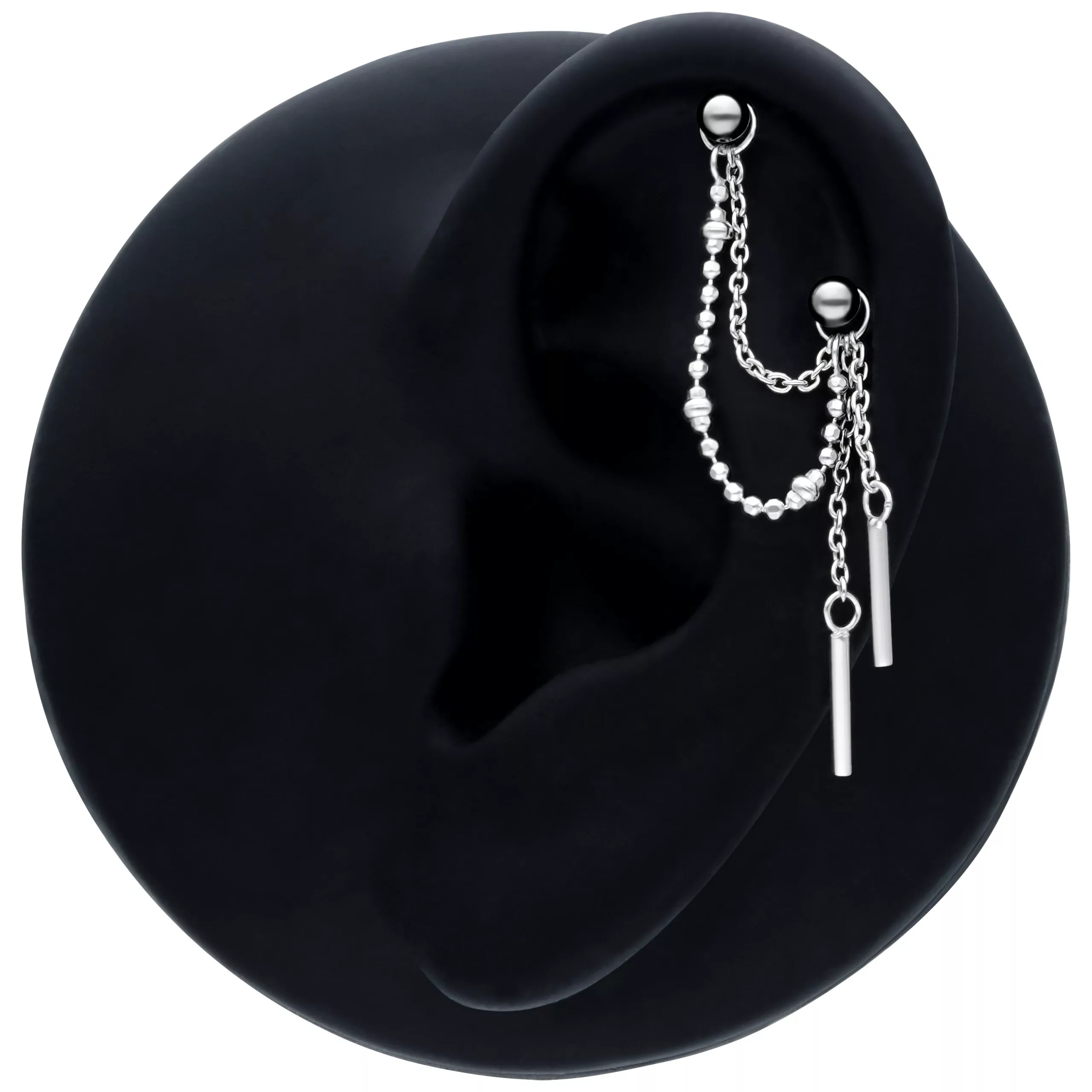 Schwarze Piercingkette 20mm mit Anhänger Schwarze 20 mm Piercingkette aus Silber mit Kettenanhänger auf schwarzem Hintergrund
