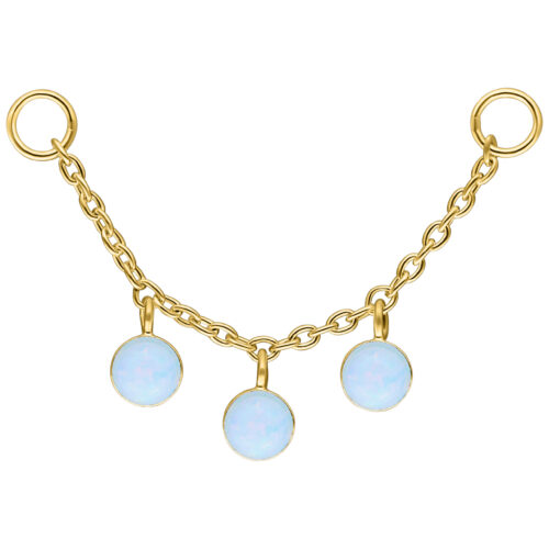 Goldene Kette mit drei runden, synthetischen Opalen auf weißem Hintergrund