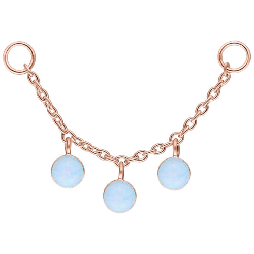 Roségoldene Kette mit drei synthetischen Opalen auf weißem Hintergrund