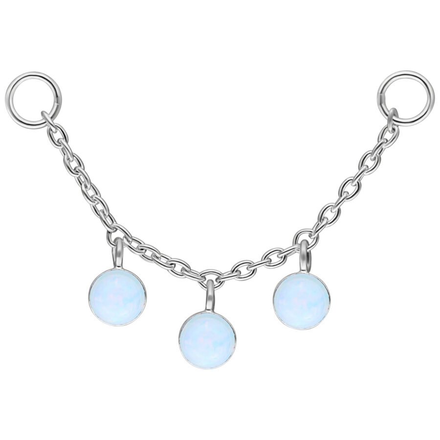 Silberne Piercingkette mit drei synthetischen Opal-Steinen auf weißem Hintergrund