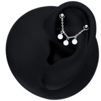 Schwarze Opalkette für Piercings, 20 mm Schwarze Piercingkette mit synthetischem Opal am Ohr auf schwarzem Hintergrund