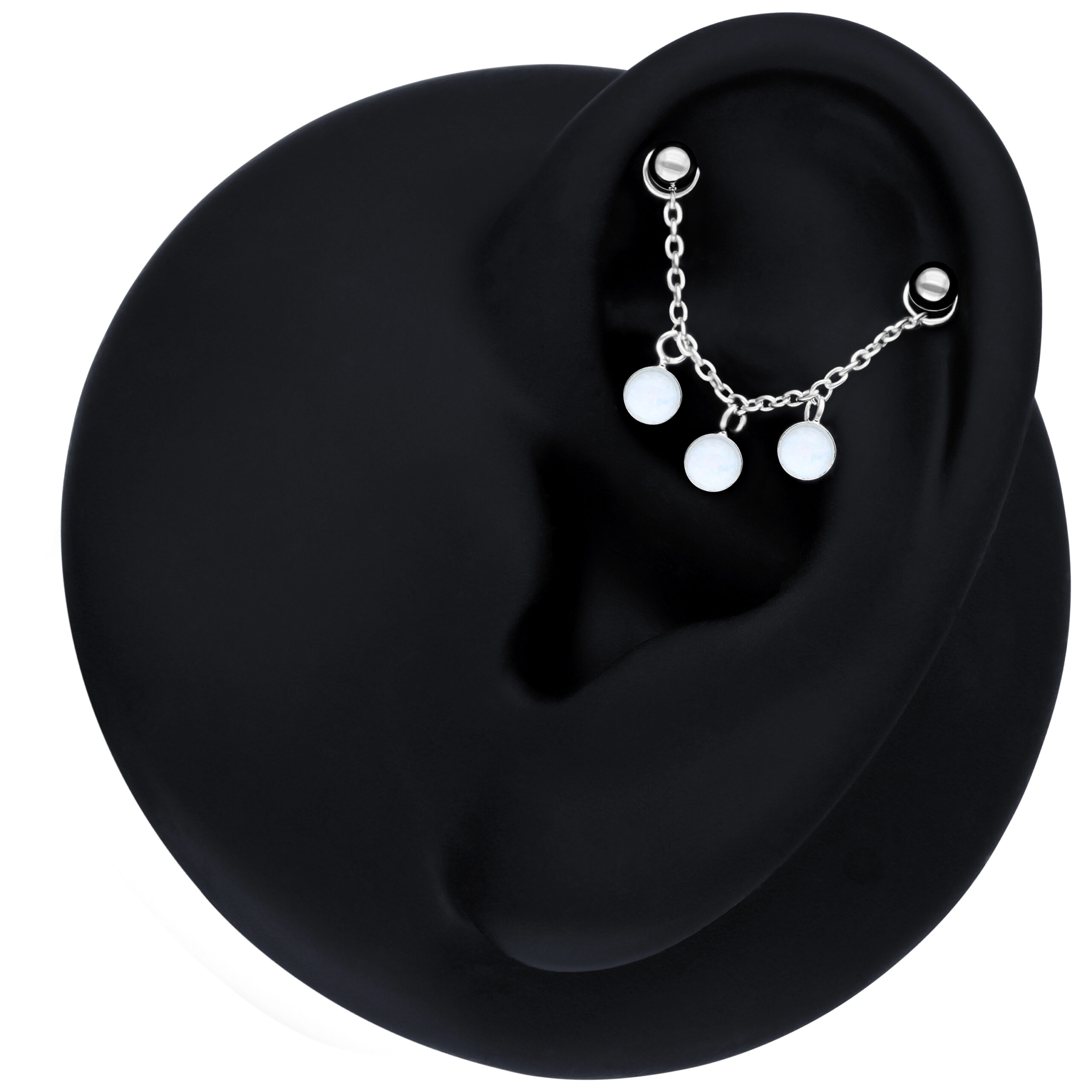 Schwarze Opalkette für Piercings, 20 mm Schwarze Piercingkette mit synthetischem Opal am Ohr auf schwarzem Hintergrund