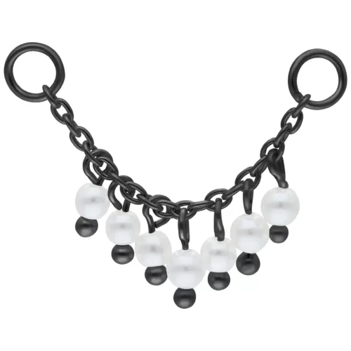 Schwarze Piercingkette mit weißen Perlen, Länge 20mm, auf weißem Hintergrund