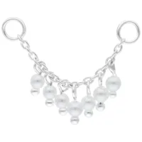 Silberne Piercingkette mit kleinen Perlen auf weißem Hintergrund
