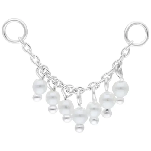 Silberne Piercingkette mit kleinen Perlen auf weißem Hintergrund