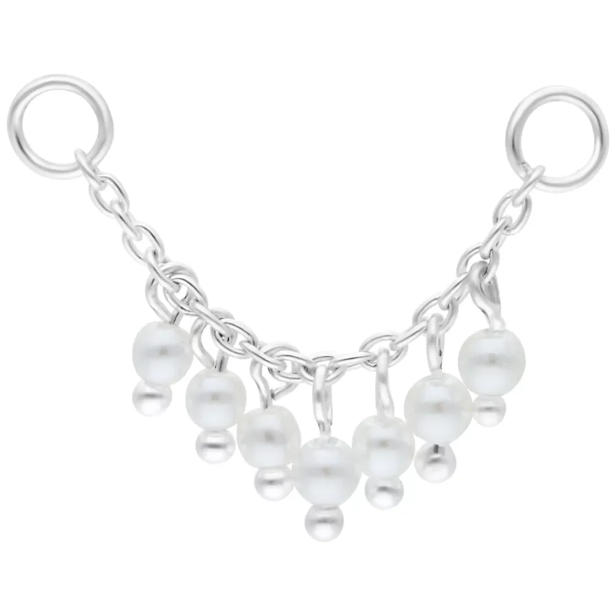 Silberne Piercingkette mit kleinen Perlen auf weißem Hintergrund