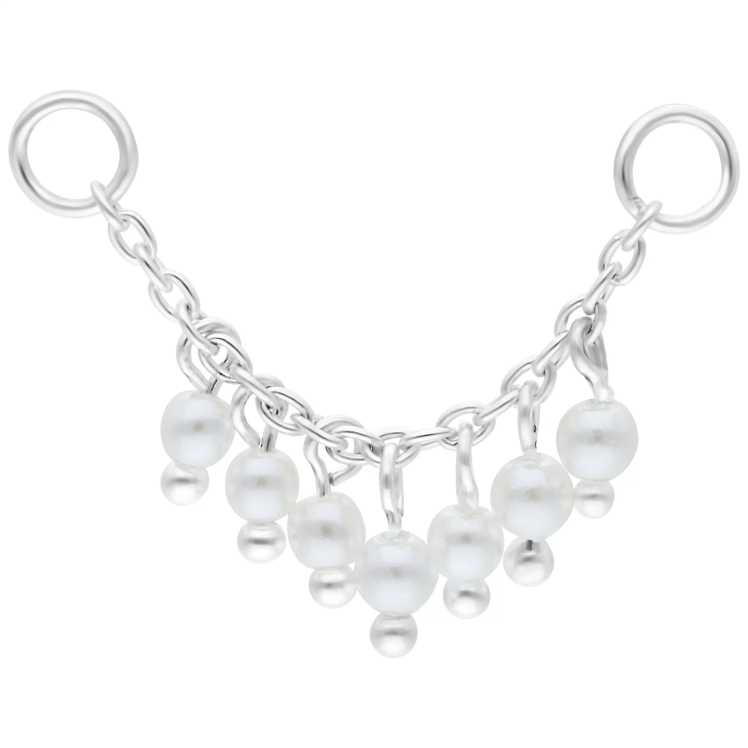Silberne Piercingkette mit kleinen Perlen auf weißem Hintergrund