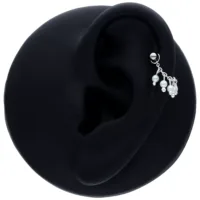 Schwarze Piercingkette mit kleinen Perlen an einem Ohr auf schwarzem Hintergrund