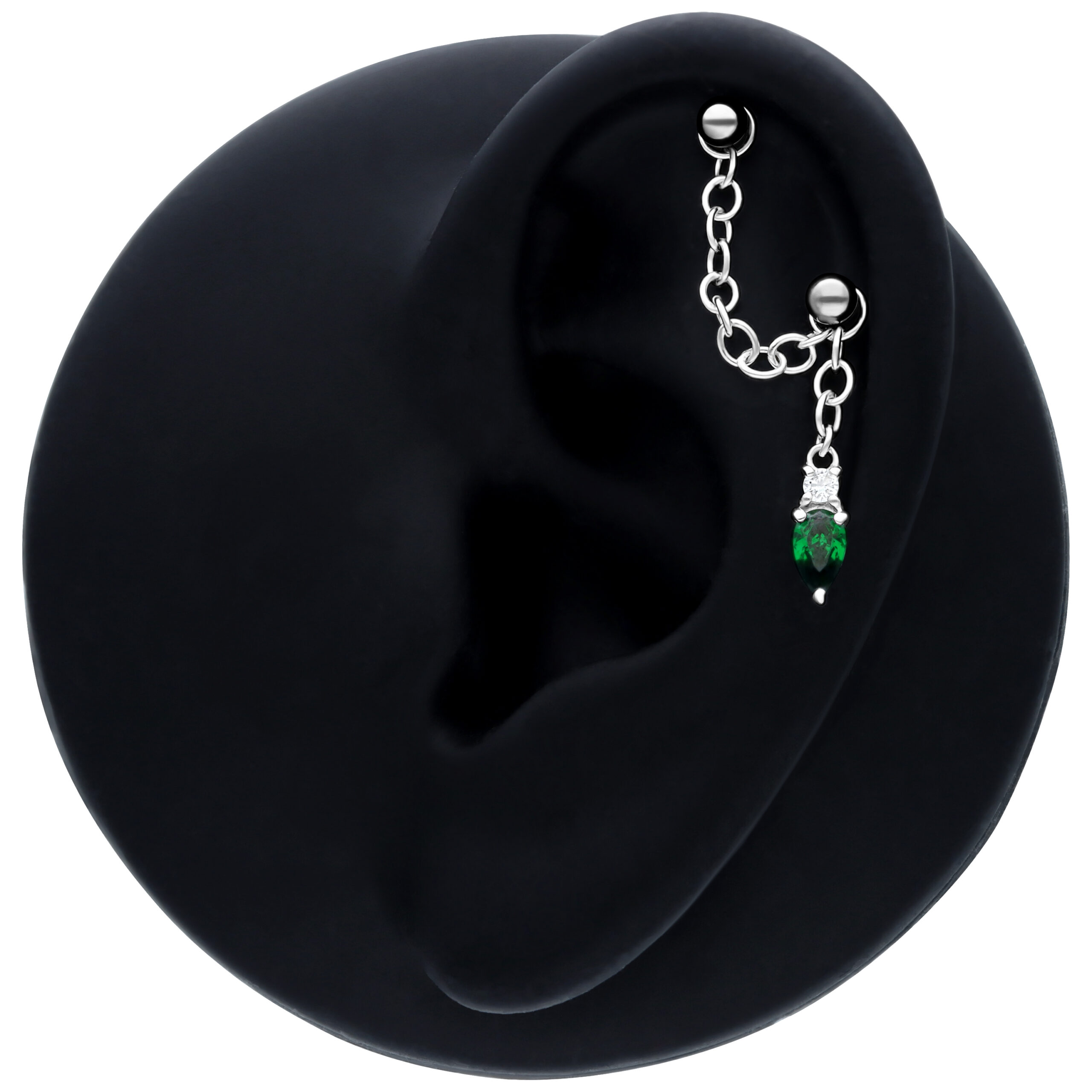 Schwarze Piercingkette mit smaragdgrünem Kristall an schwarzem Ohrmodell