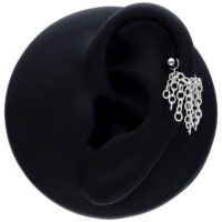 Schwarze Tassle Piercingkette aus Silber am Ohr, 20mm Länge