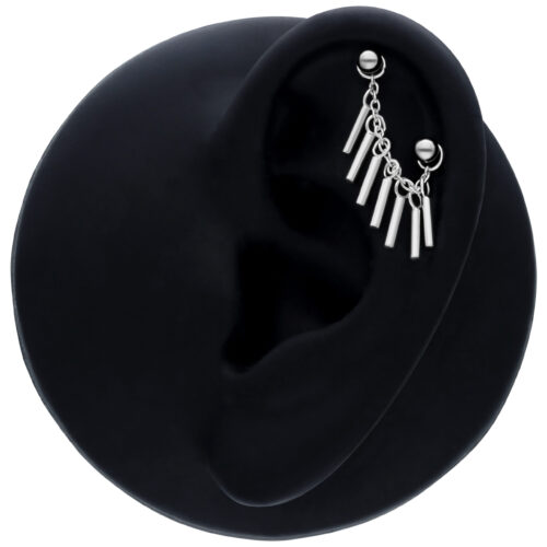 Schwarze Piercingkette mit 20mm Länge an einem schwarzen Ohr auf weißem Hintergrund