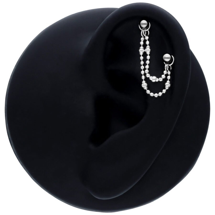 Schwarze Doppel-Ballkette Piercingkette, 20mm Länge, auf schwarzem Hintergrund