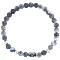 Graues Armband aus Kunststoff mit gemusterten Perlen auf weißem Hintergrund