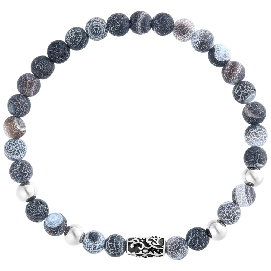 Graues Armband aus Kunststoff mit gemusterten Perlen auf weißem Hintergrund