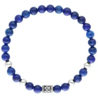 Rundes Armband aus blauen Steinen und Silberperlen auf weißem Hintergrund