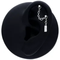 Schwarze Hänge Baguette Kristall Piercingkette Schwarze Piercingkette mit Hänge-Baguette-Kristall an einem Ohrmodell