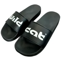 Schwarze PVC-Slides mit weißem Wildcat-Logo auf neutralem Hintergrund
