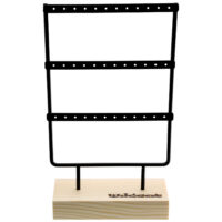 Schwarzes Metall-Display mit Holzsockel für Little Hoops, auf weißem Hintergrund