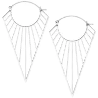 Silberne Prisma Hoops Ohrringe aus Chirurgenstahl Zwei silberne Prisma Hoops Ohrringe aus Chirurgenstahl auf weißem Hintergrund