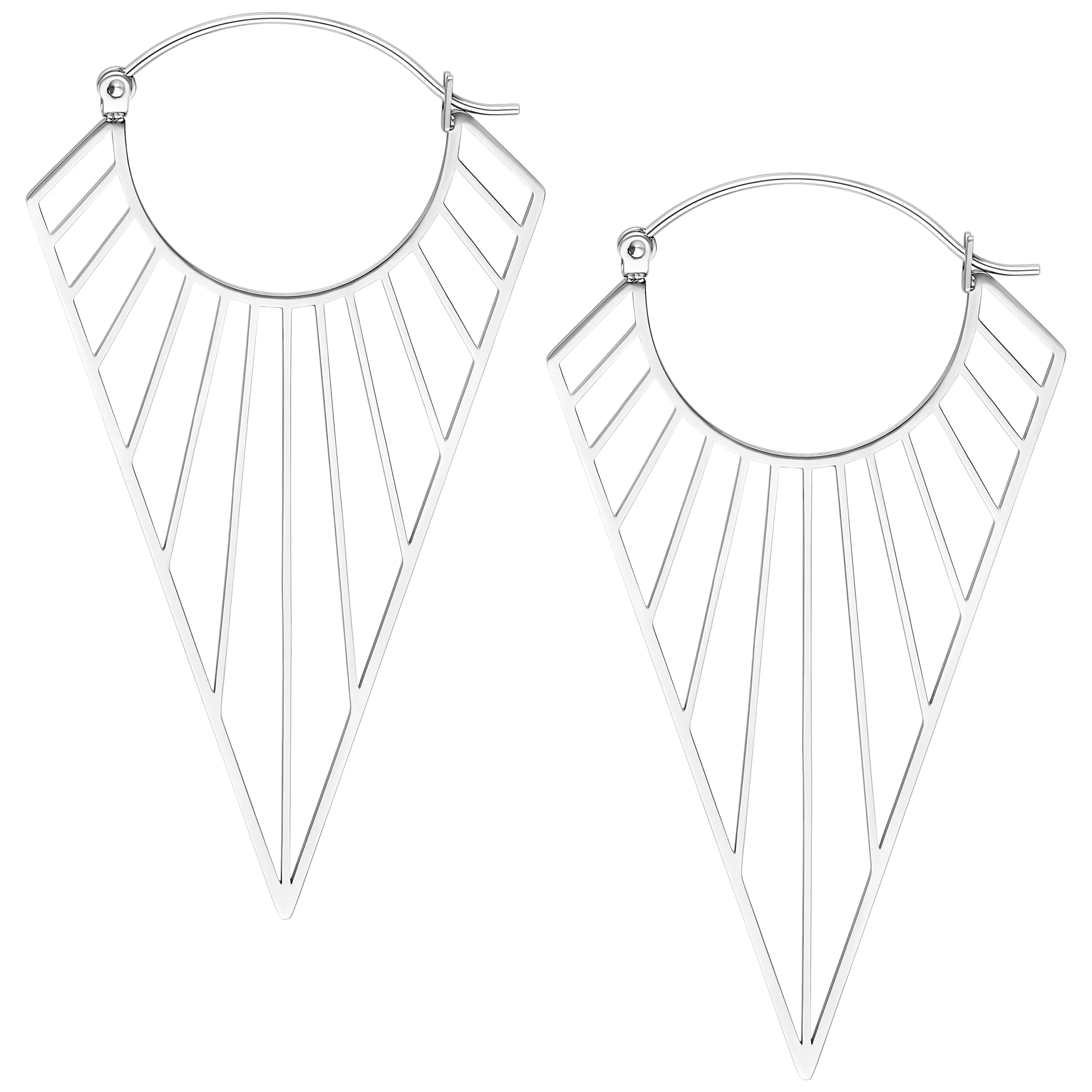 Silberne Prisma Hoops Ohrringe aus Chirurgenstahl Zwei silberne Prisma Hoops Ohrringe aus Chirurgenstahl auf weißem Hintergrund