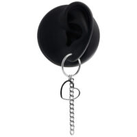 Goldene Herz Hoops Ohrringe mit Kettenanhänger Goldene Herz Hoops Ohrringe an schwarzem Ohrmodell mit Kettenanhänger