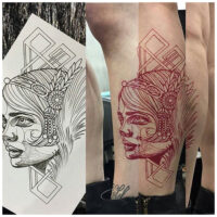 RED Tattoo Schablonenpapier mit Tattoo Design Rotes Tattoo-Schablonenpapier mit Gesichtsmotiv und fertigem Tattoo auf Bein