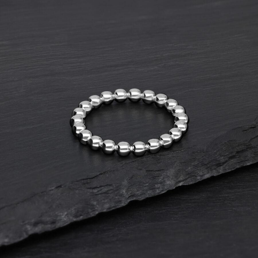 Silberner Bubble Ring aus Chirurgenstahl auf schwarzem Hintergrund