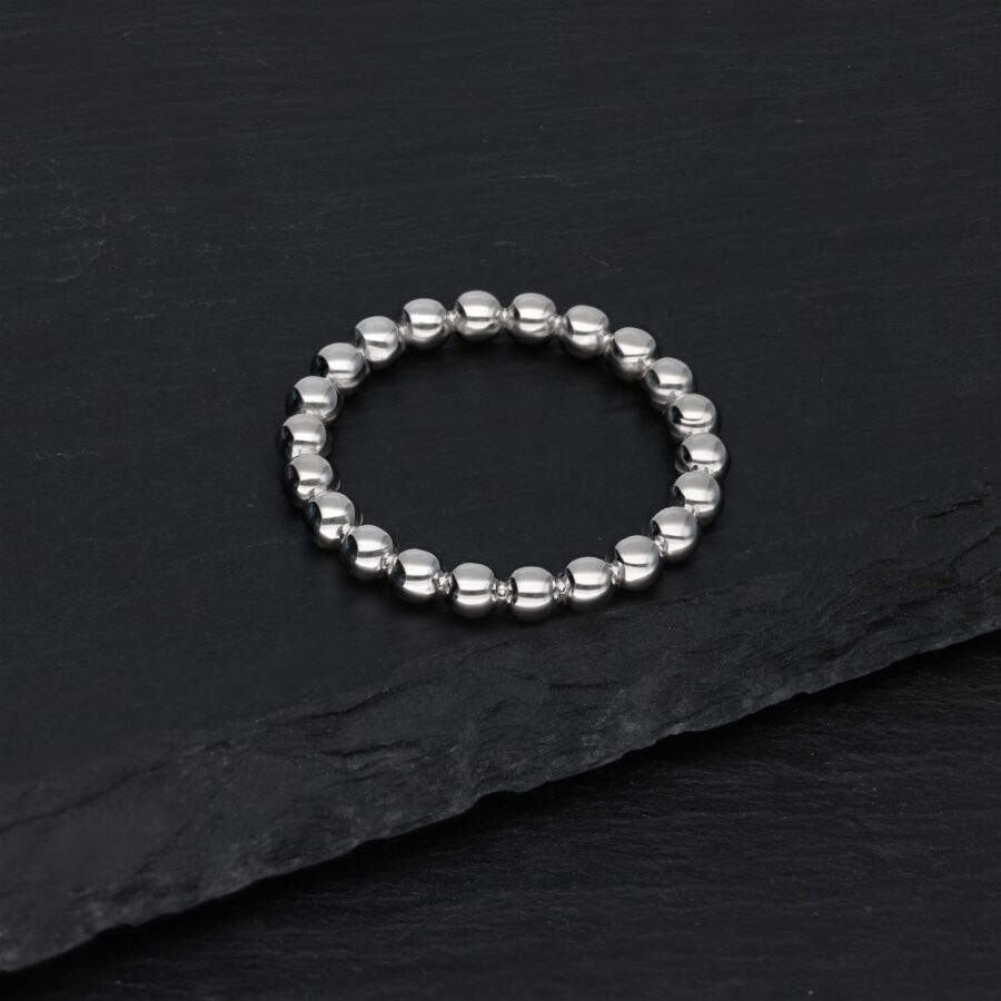 Silberner Bubble Ring auf schwarzem Hintergrund liegend