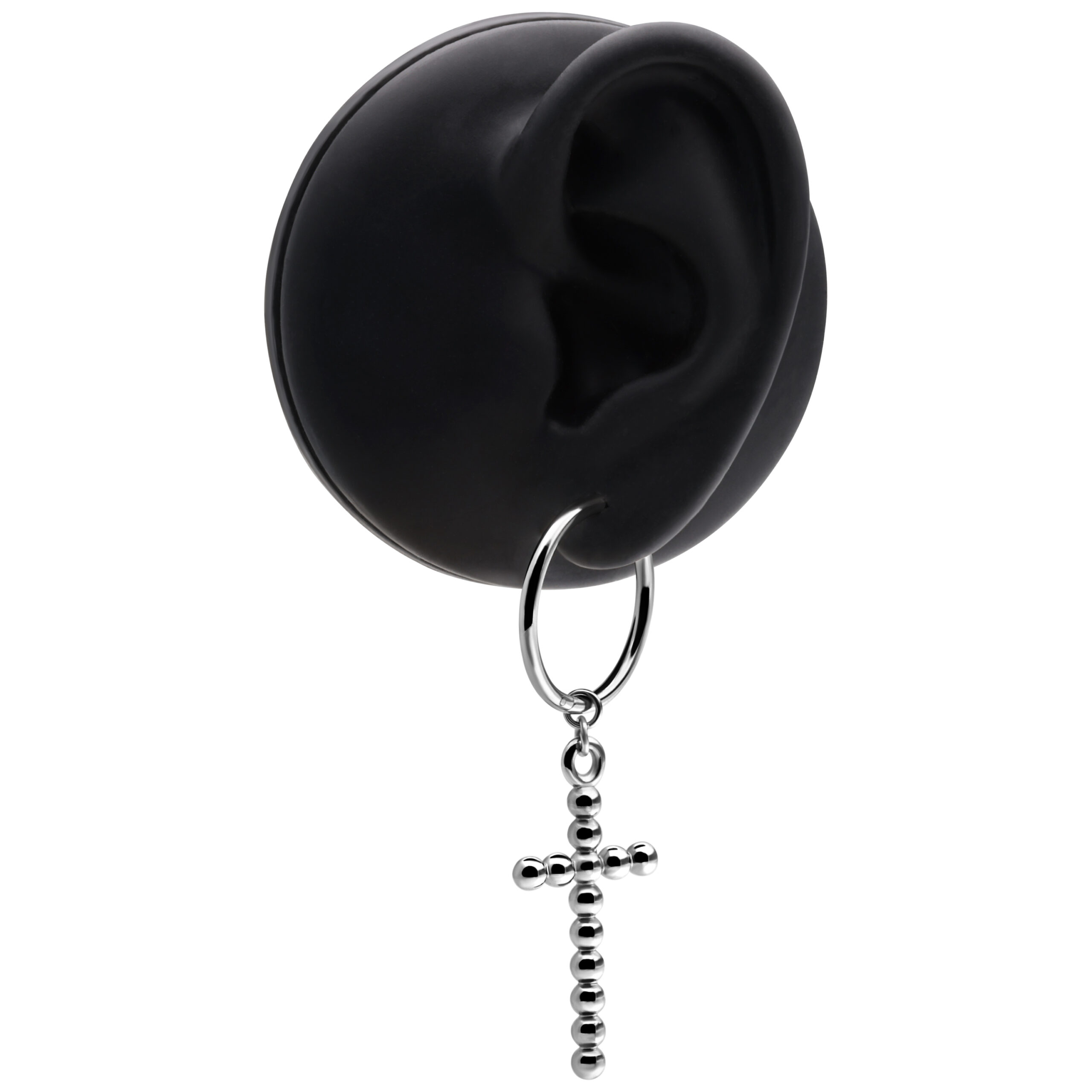 Silberne Bubble Cross Hoops Ohrringe am Ohr Silberne Kreuz-Ohrringe aus Chirurgenstahl an schwarzem Ohrmodell