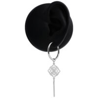 Silberne Clover Hoops Ohrringe Silberne Clover Hoops Ohrringe an schwarzem Ohrmodell auf weißem Hintergrund