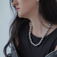 Silberne Bubble Kette aus Chirurgenstahl Frau trägt silberne Bubble Kette aus Chirurgenstahl mit schwarzem Oberteil