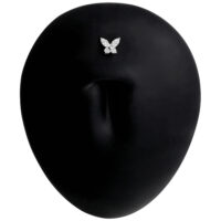 Schwarzes Titan Labret Piercing mit Schmetterlingsmotiv auf schwarzem Hintergrund